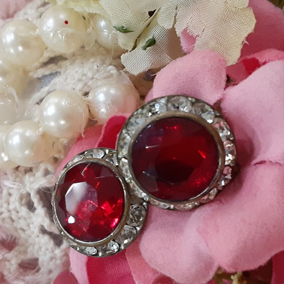 Ruby Red Vintage Rhinestone Earrings Clip On - Picture 2 of 6